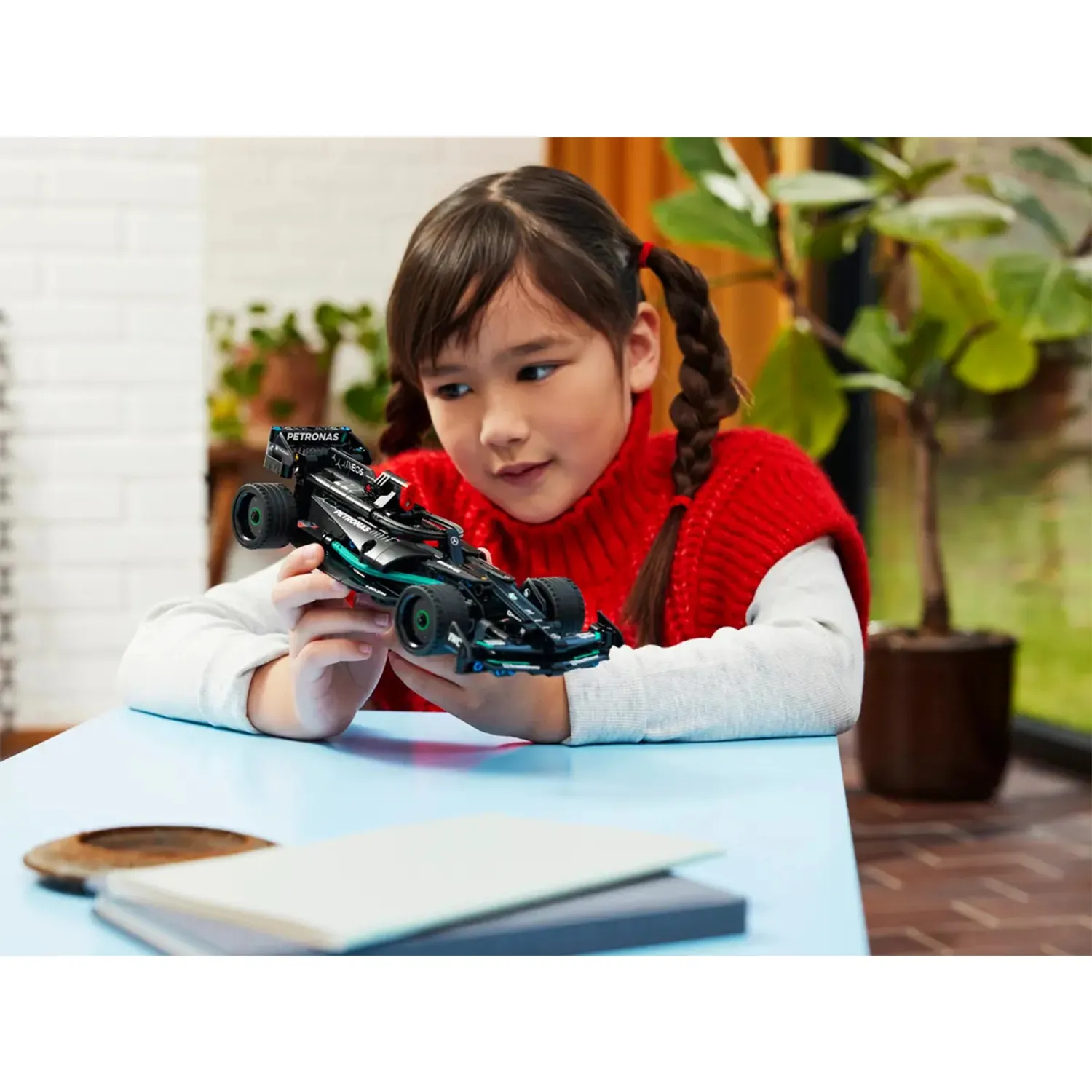 LEGO - ليغو تكنيك مجموعة سيارة مرسيدس AMG F1 W14 مع خاصية السحب للخلف 240 قطعة 7+ - الصورة 4